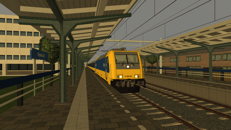 A few minutes later, NS TRAXX leads the 21:07 Rijndam Centraal to Essim Intercity Direct train.